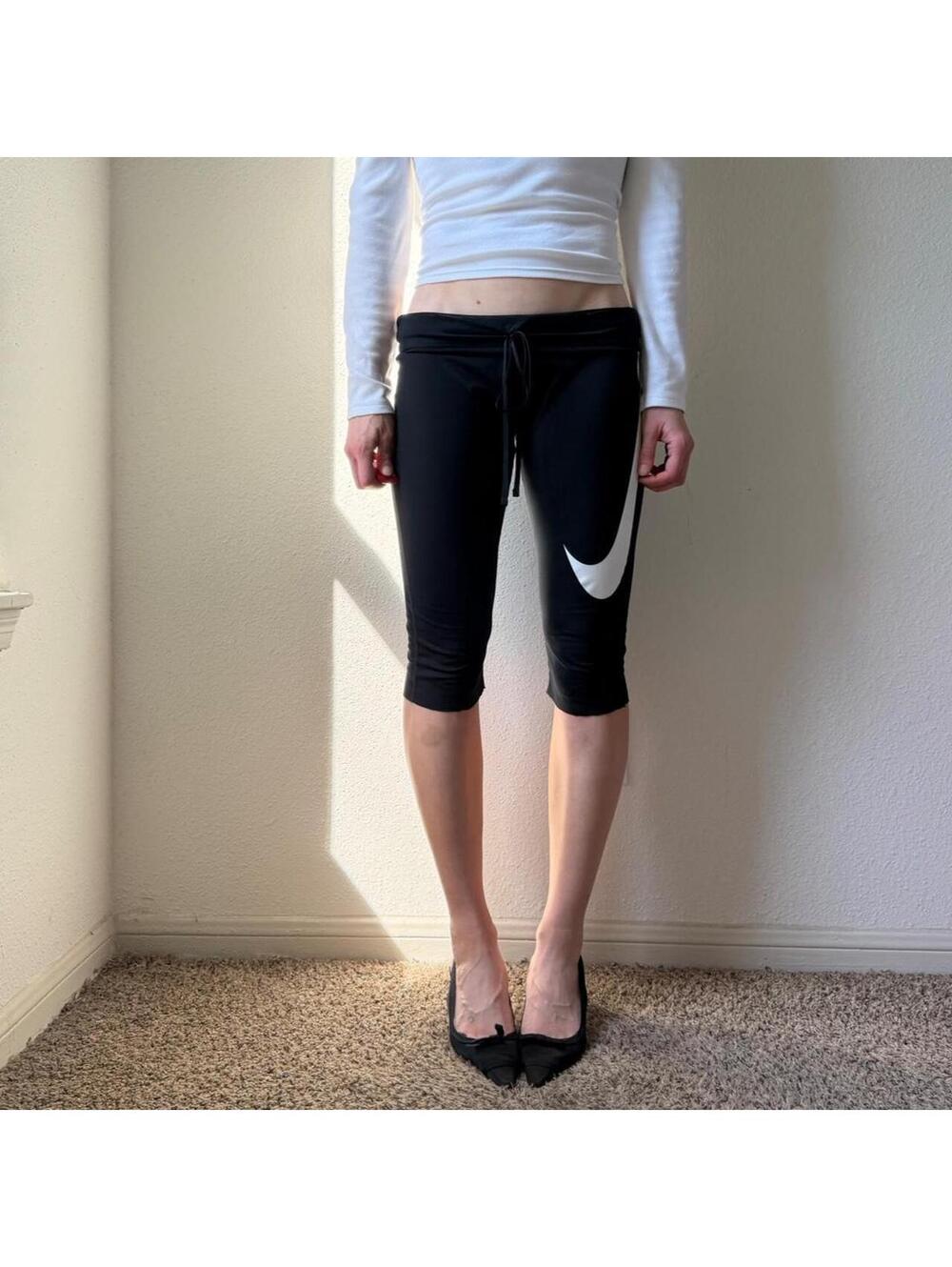 Nike low rise - mid rise skinny leg cropped athletic wear leggings capris